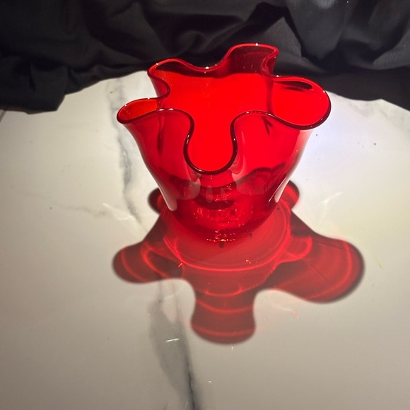 Elegant Red Glass Vase - Picture 3 of 5